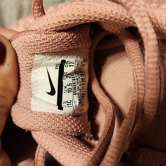 Girls Nike shoes - Picture 3 of 3